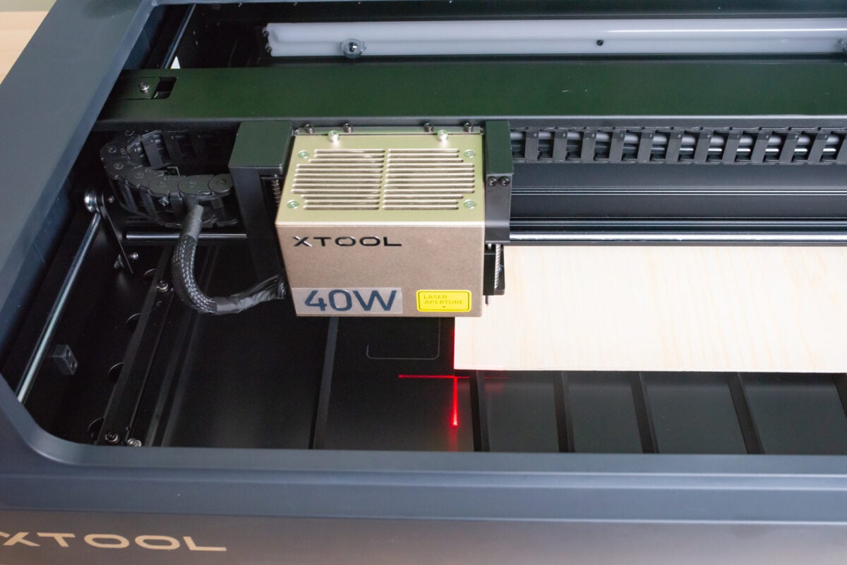 Laser module showing crosshairs at the corner of material